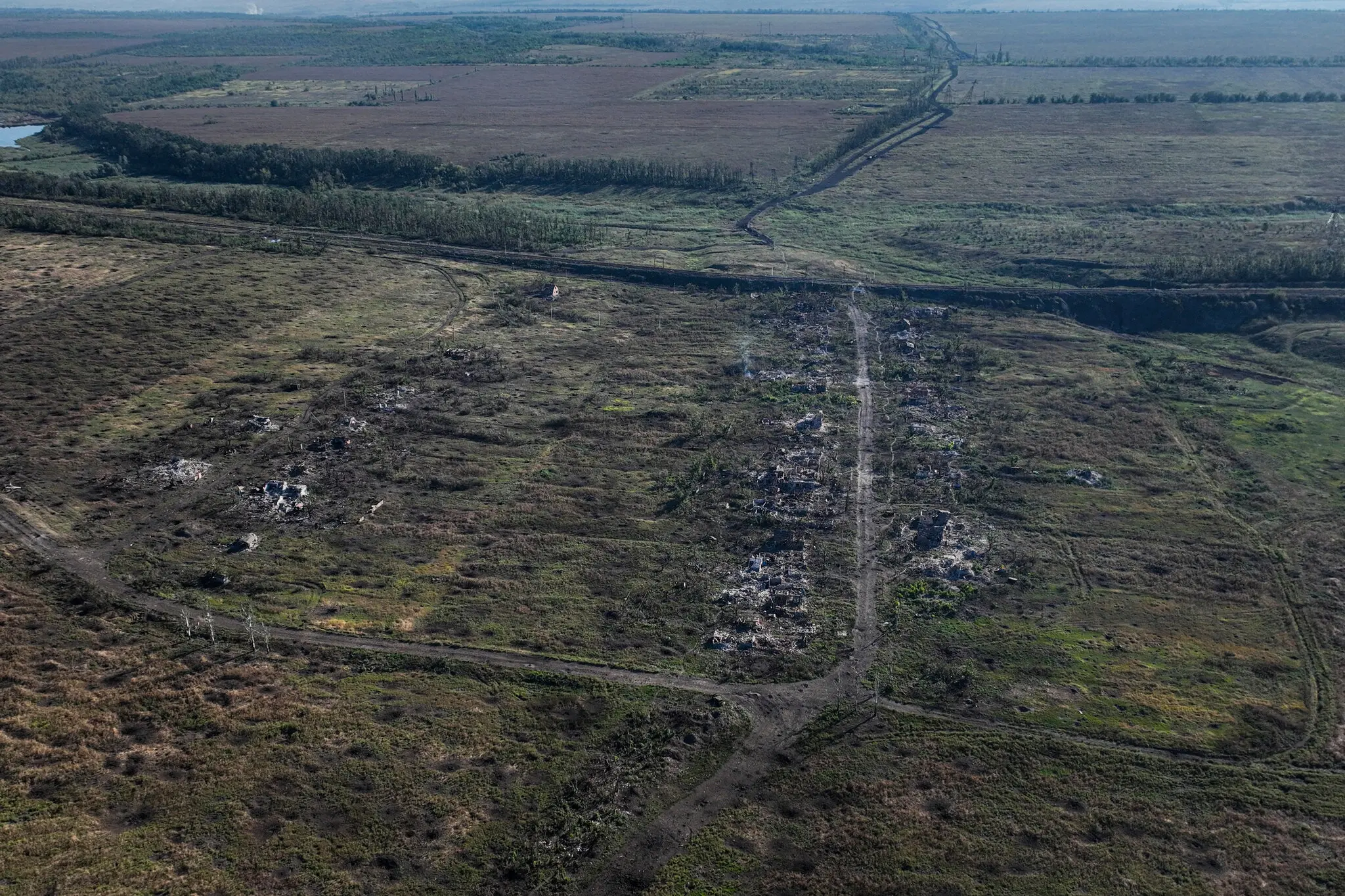 На знімку з дрона видно зруйновані будинки під час бою між російсько-українськими збройними формуваннями за село Андріївка минулого тижня